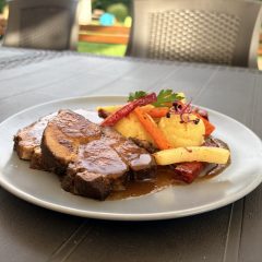 Konfitált tarja burgonyapürével, sült gyökérzöldségekkel (cékla, répa, paszternák)