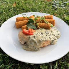 Szaftos_csirkemell steak tejszínes zöldborsmártással, krokettel
