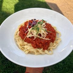 Zöldséges vöröslencseragu tagliatellével​